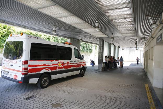 Personal de Urgencias del Valle del Nalón teme su saturación por el próximo cierre de plantas