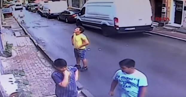Atrapa al vuelo a una niña de 2 años que cayó por una ventana