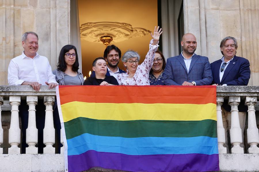 La bandera arcoíris ondea en Asturias