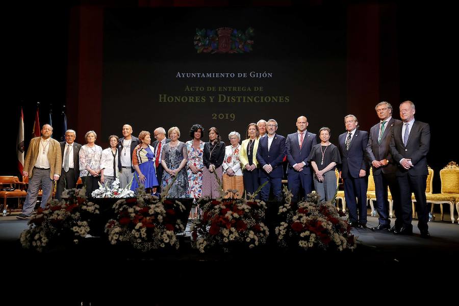 Gijón entrega las Medallas de la Ciudad en un emotivo acto celebrado en el Teatro Jovellanos