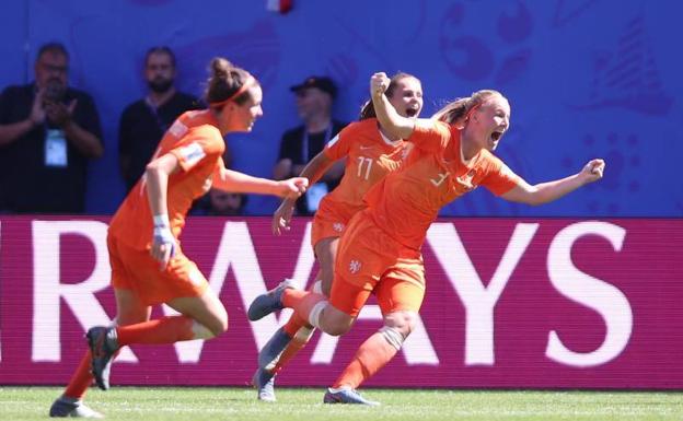 Holanda certifica el pase en los últimos veinte minutos