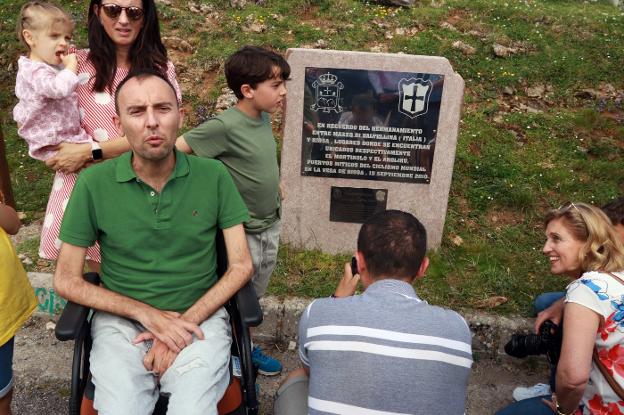 El alto de L'Angliru exhibe la placa que recuerda la gesta de José Luis Capitán