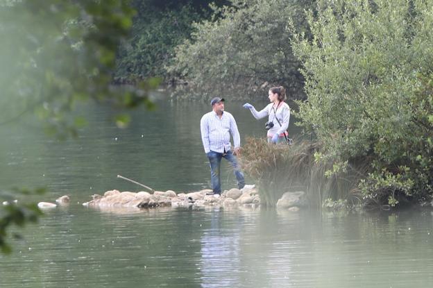 «Le dije que no se tirara, que no lo hiciera», lamenta el amigo del pescador que falleció en el pantano de Trasona
