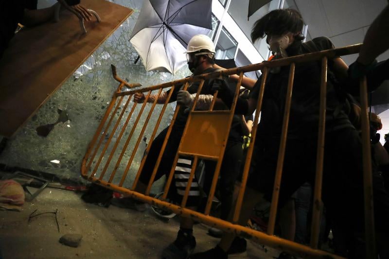 El asalto al parlamento en Hong Kong, en imágenes