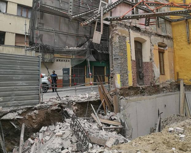 Se derrumba la fachada de un edificio en obras en Gijón
