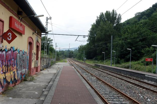 «Nos tiran piedras a los cristales del tren desde Peñarrubia»