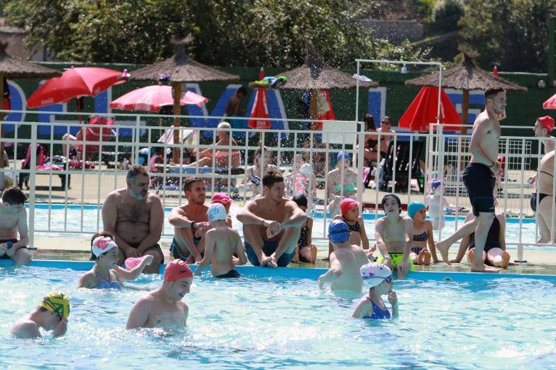 El calor empuja a los asturianos a las playas y piscinas
