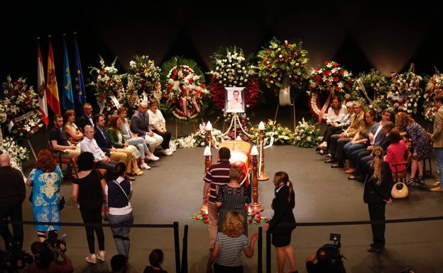 Emocionada despedida a Arturo Fernández en Gijón