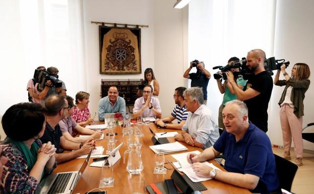 Los socialistas se disponen a gobernar navarra con la abstención de EH Bildu