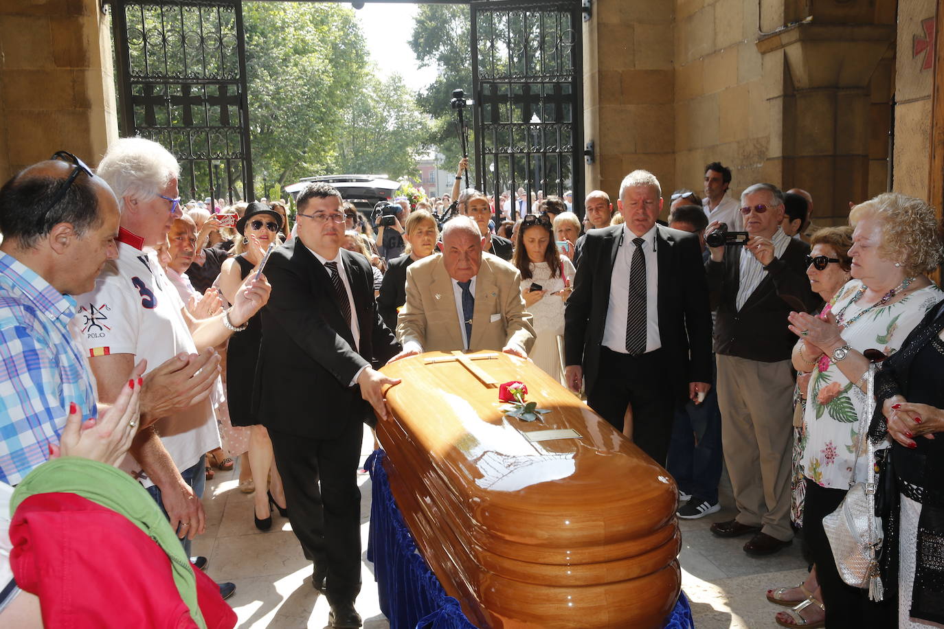 Adiós a Arturo Fernández entre lágrimas y aplausos