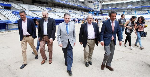 José Ignacio Pacho, responsable administrativo-financiero de Jarpa; Manolo Paredes, vicepresidente del Real Oviedo; el alcalde Alfredo Canteli; el presidente de Jarpa, Joaquín Vázquez; y el teniente alcalde Nacho Cuesta durante la visita a las obras del estadio Carlos Tartiere. / PIÑA