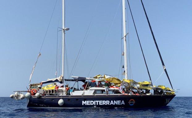 El barco de rescate 'Alex' atraca sin incidentes en el puerto de Lampedusa