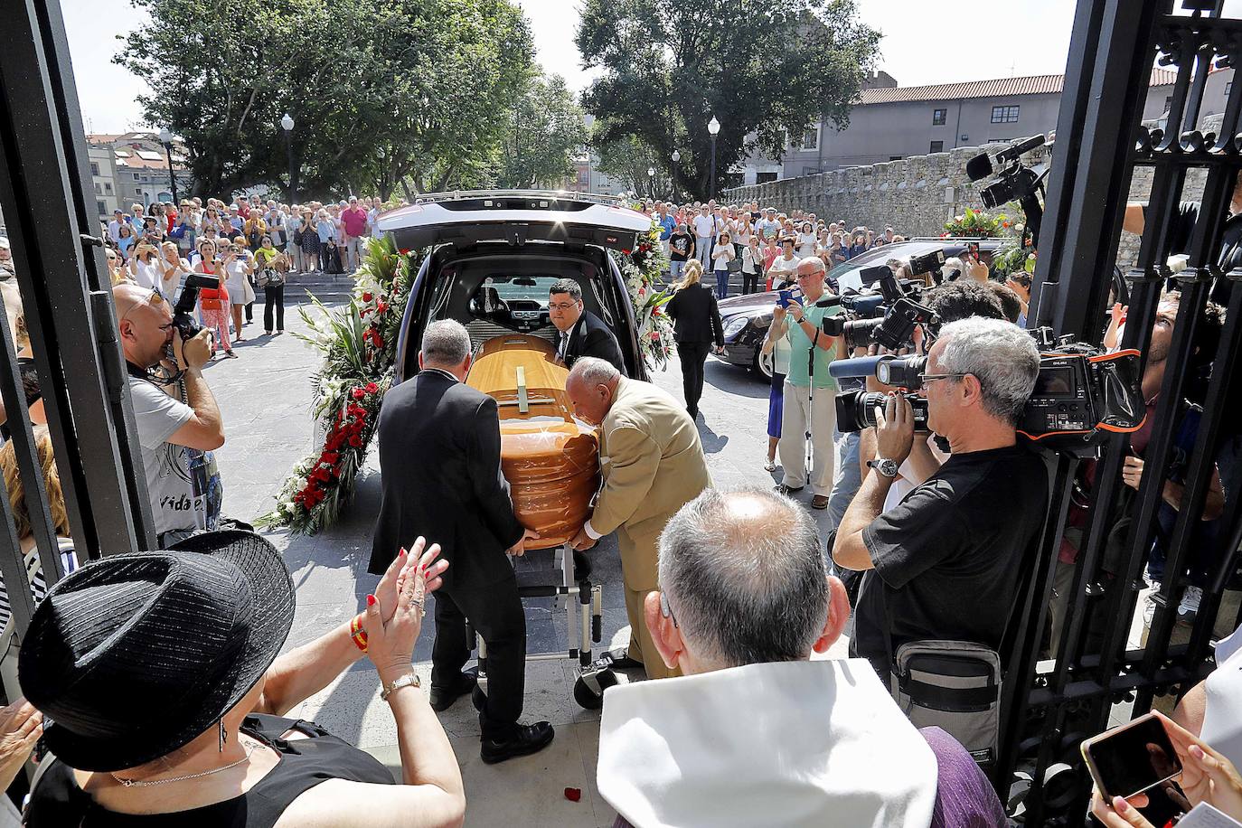 Adiós a Arturo Fernández entre lágrimas y aplausos