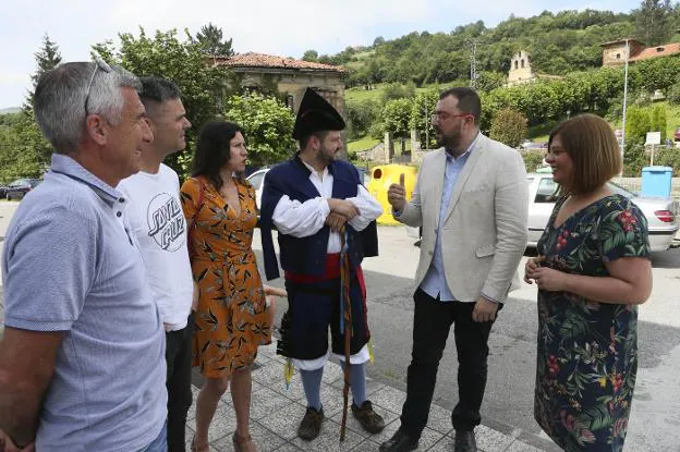 Marcelino Martínez, Rafael Palacios, Nuria Rodríguez, Aitor García, Adrián Barbón y Gimena Llamedo, en la Fiesta de la Oficialidá. / PABLO NOSTI