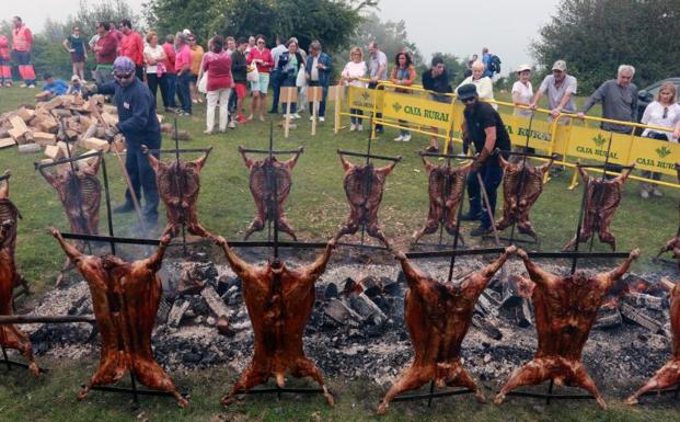 Llagüezos celebra la fiesta del cordero que hermana a Lena y Quirós