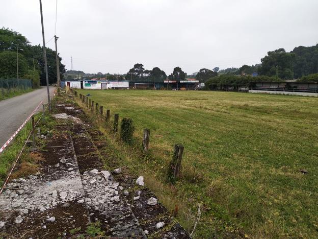 Comienzan las mejoras en el campo de fútbol del Palacio de Peñalver en Trasona