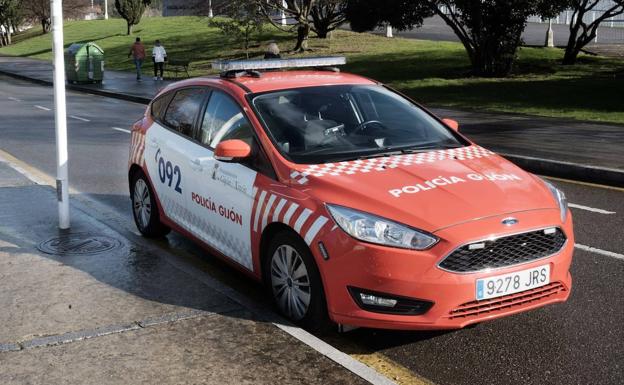 Roba un camión en La Caridad, conduce con él hasta Gijón y lo estrella contra tres vehículos aparcados