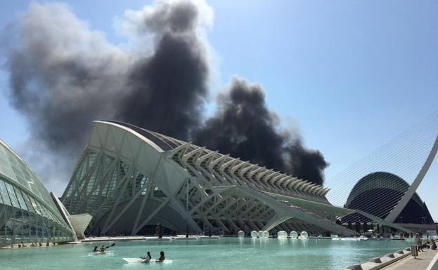 Controlan el incendio que ha obligado a evacuar el Oceanogràfic de Valencia