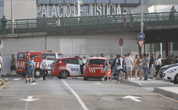 Cuatro detenidos en Gijón tras una trifulca de un grupo de personas ebrias contra la Policía