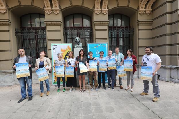La calle Palacio Valdés se llena en verano de música, pintura y talleres