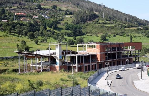 La limpieza de la parcela del fallido spa del Naranco lleva paralizada tres meses