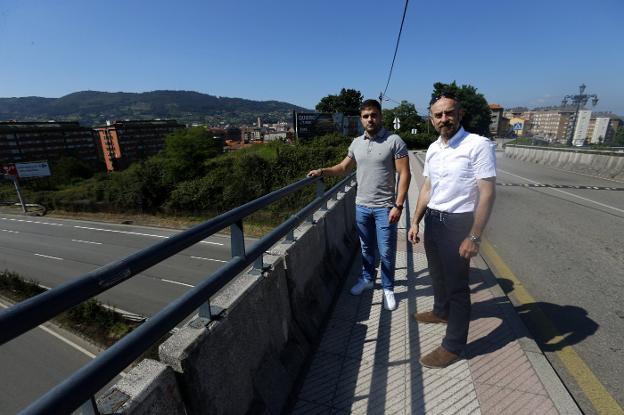 «Tuvimos que cogerla de los brazos porque no quería cruzar la barandilla»