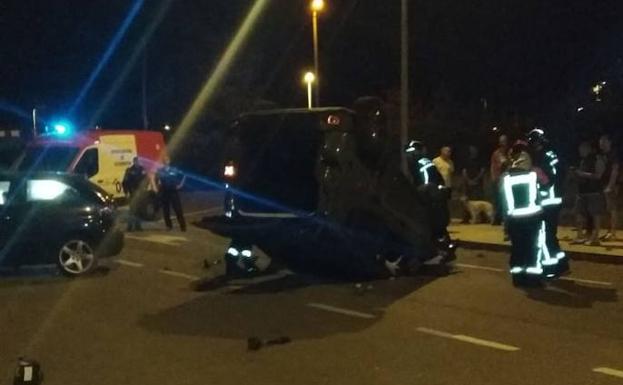 Vuelca un coche en Gijón y el conductor se da a la fuga