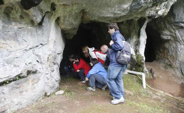 El Principado reabre al público la cueva de La Lluera, en Oviedo
