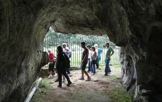 Un grupo de visitantes a La Lluera el pasado verano. / PABLO LORENZANA