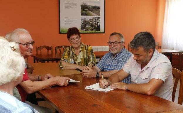 Las parroquias rurales demandan semáforos, autobuses y pasos a nivel