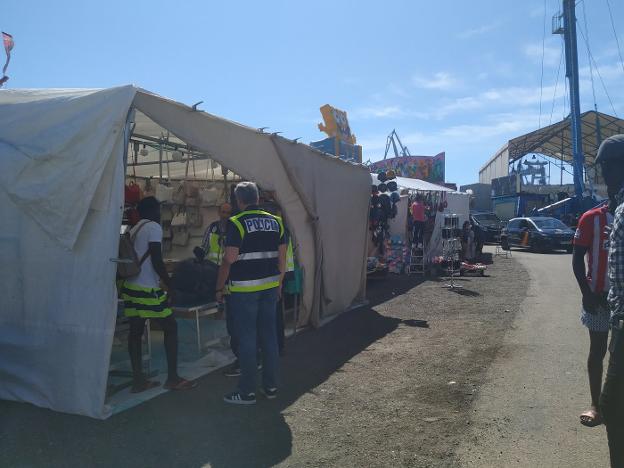 Intervención policial contra las falsificaciones en la Semana Negra