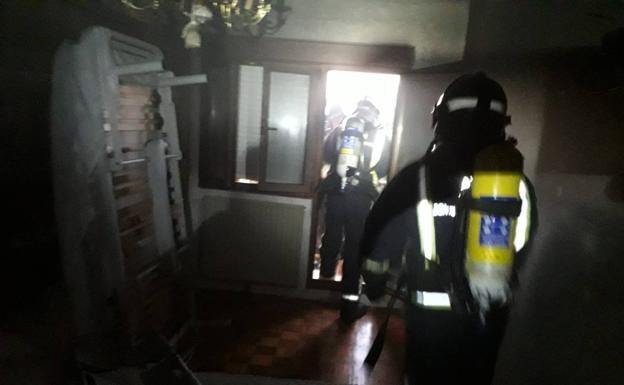 Una mujer resulta herida en el incendio de su vivienda en El Berrón