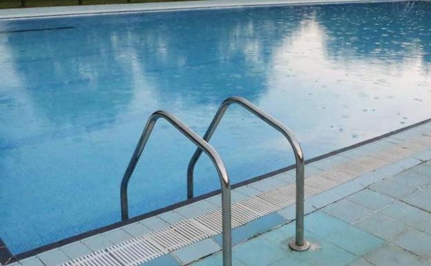 Rescatan a un adolescente flotando «boca abajo» en la piscina de Oviedo