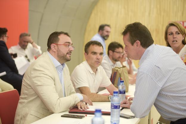 Podemos mantiene su veto al PSOE y la FSA aprueba el acuerdo de investidura con IU