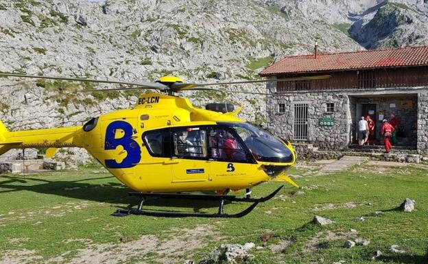 Evacuado en helicóptero un montañero desorientado y deshidratado en Amieva