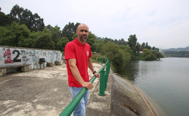 Ramón González, el piragüista que rescató a las niñas del pantano de Trasona: «Estoy disgustado, estaba al tanto todos los días por si mejoraban»