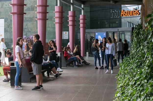 Roban varios móviles en una tienda de Intu tras forzar la puerta principal