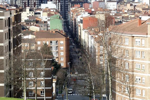Un apuñalado y un herido por un botellazo en una pelea en Gijón