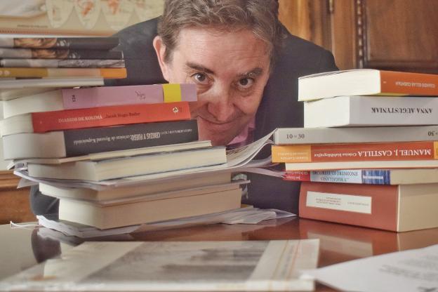 Luis García: «La poesía vive siempre en la frontera que separa lo privado y lo público»