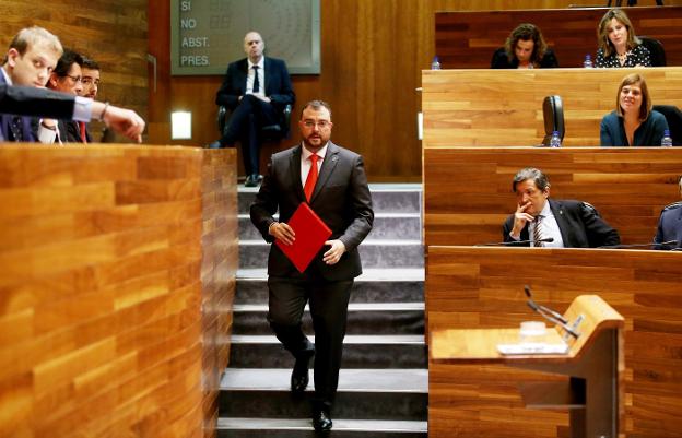 Adrián Barbón recrimina a Podemos su «no por el no» y hace ver un acercamiento a Foro