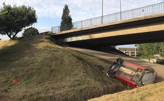 Un conductor, ileso tras caer con su vehículo desde el puente de Ángel Cañedo