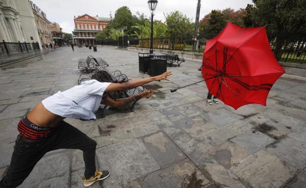 La tormenta Barry se convierte en huracán de categoría 1 antes de tocar la costa de EE UU