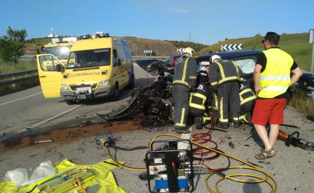 Cinco heridos en una colisión entre dos vehículos en el acceso desde Avilés a la autovía del Cantábrico