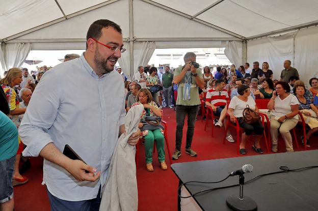 Adrián Barbón se compromete a formar un Gobierno «paritario» y capaz de «sentar cátedra»