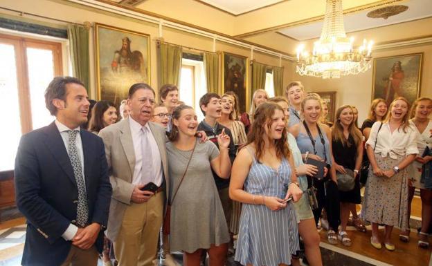 Canteli entona el 'Asturias patria querida' con estudiantes americanos