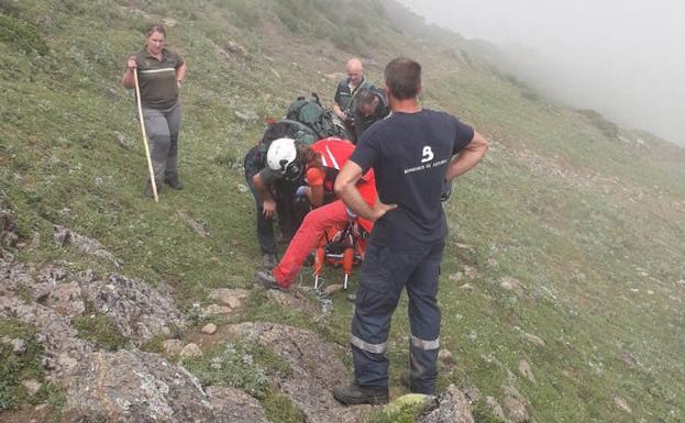 Herido grave un cazador al caer por un desnivel de 400 metros en Somiedo