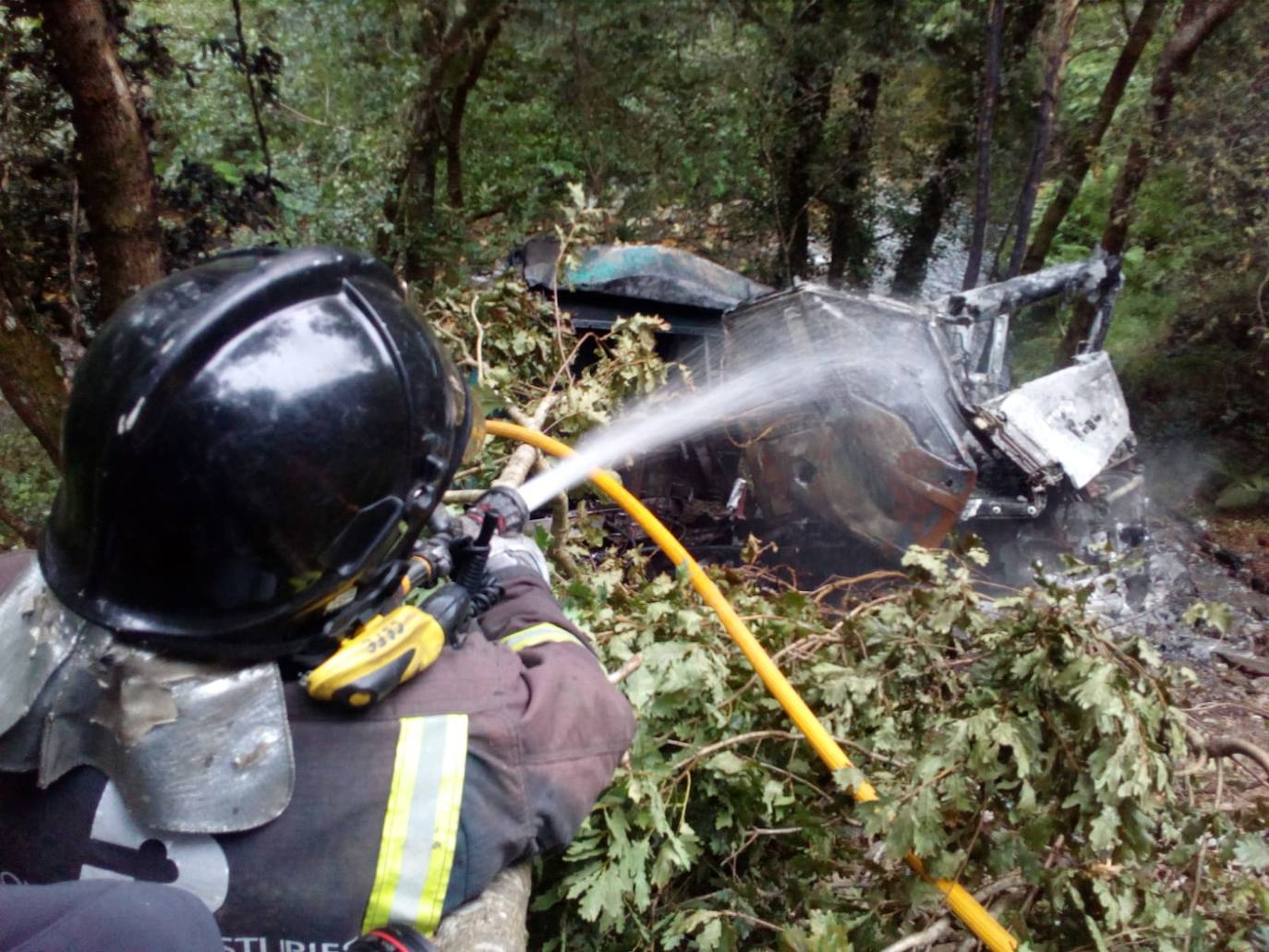 Cae un camión por una ladera de Villayón y fallece su conductor