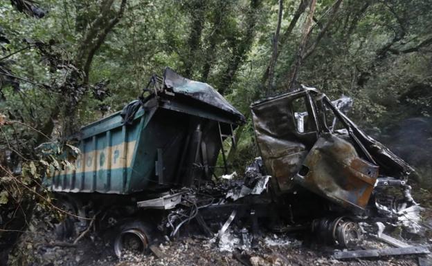 Fallece un conductor tras despeñarse 25 metros y arder su camión en Villayón