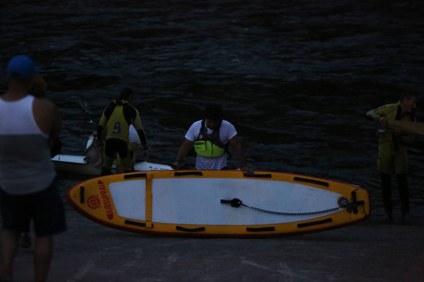 Buscan a un hombre desaparecido cuando nadaba en el Nalón