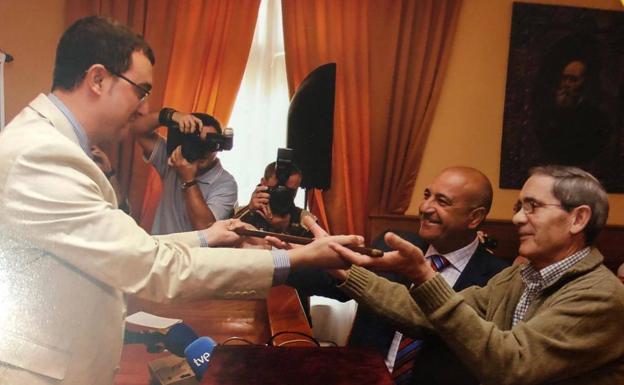 Adrián Barbón, el socialista que baja a la arena